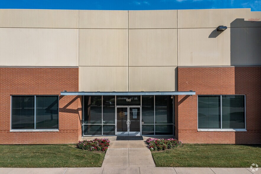 More Photos Of 5450 Stratum Dr, Fort Worth Showroom For Lease