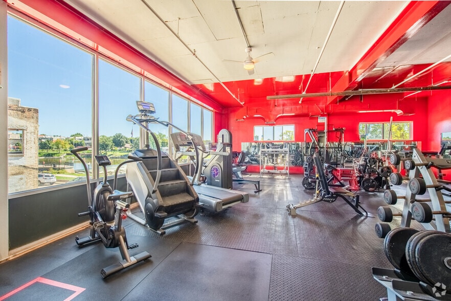 More Photos Of 218-326 Wisconsin Dr, Jefferson Office For Lease