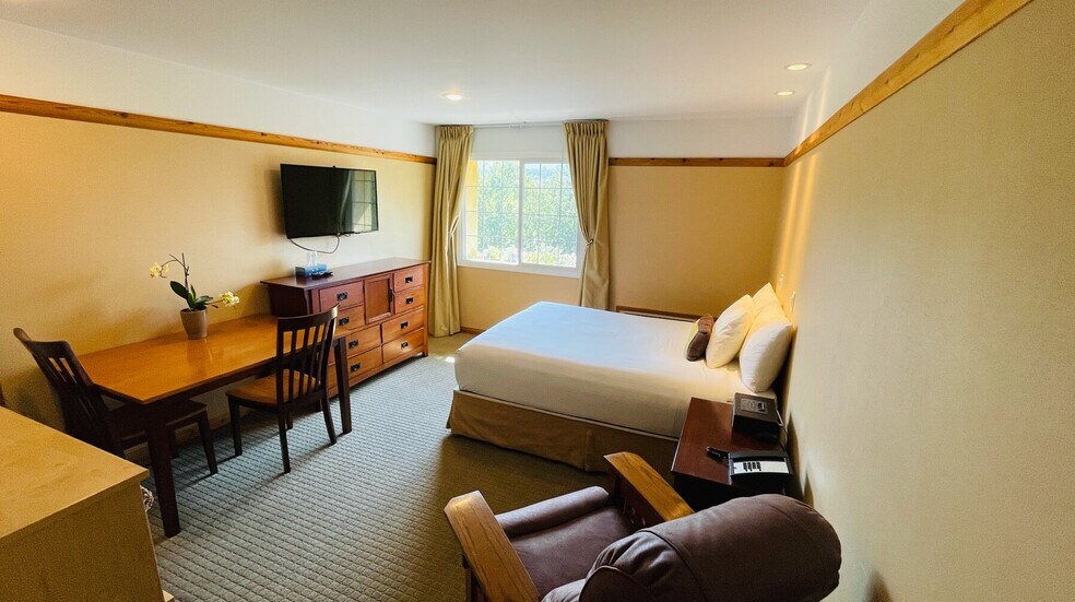 More Photos Of 590 Van Horne St S, Cranbrook Hotel For Sale