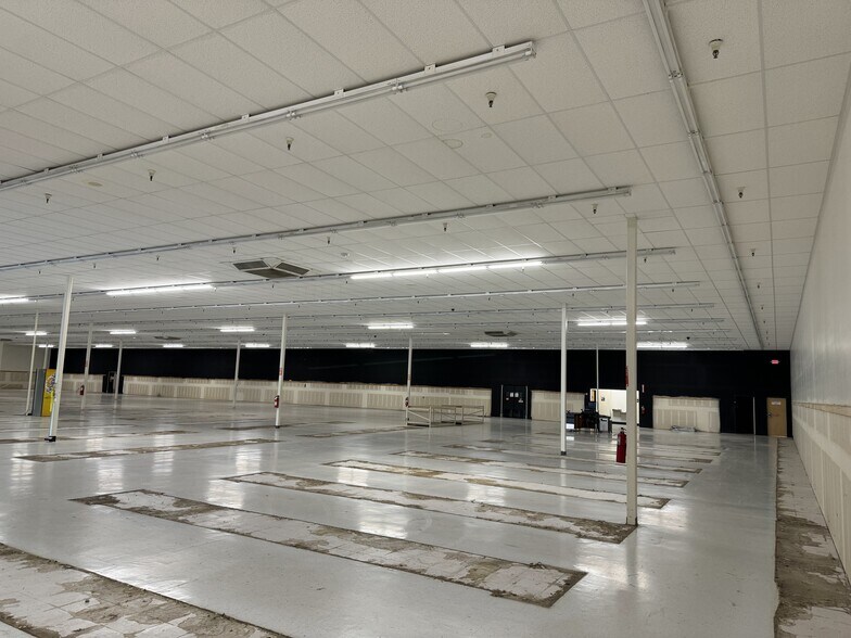 More Photos Of 2025 Lancaster Dr NE, Salem General Retail For Sale