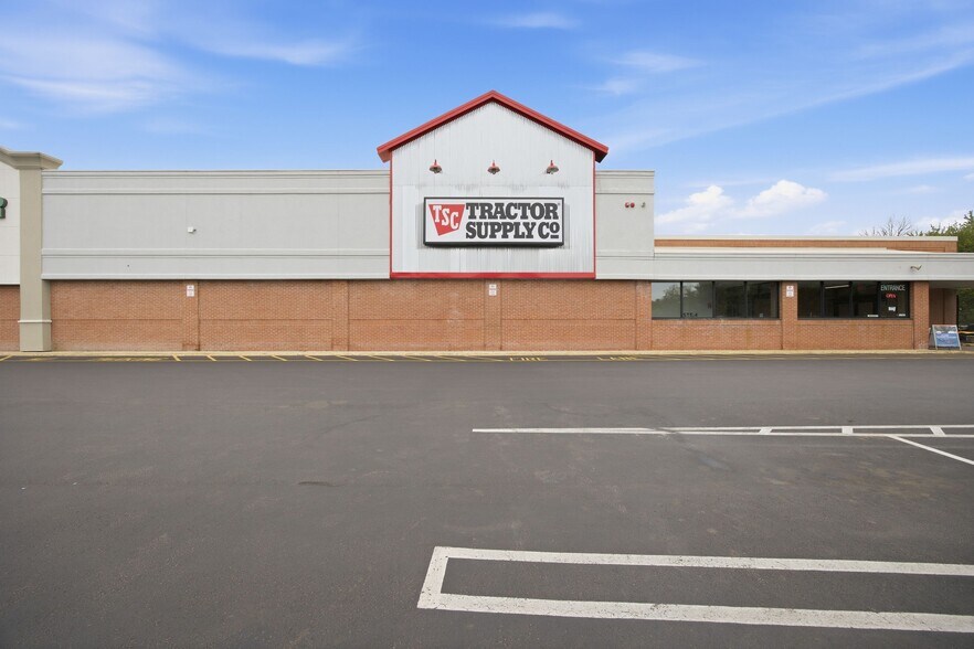 More Photos Of 800 S Franklin St, Holbrook Freestanding For Lease