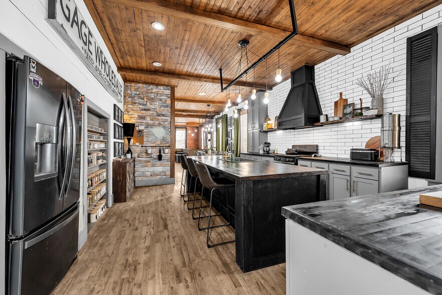 More Photos Of 110 S 2nd St, Ozark Flex For Sale