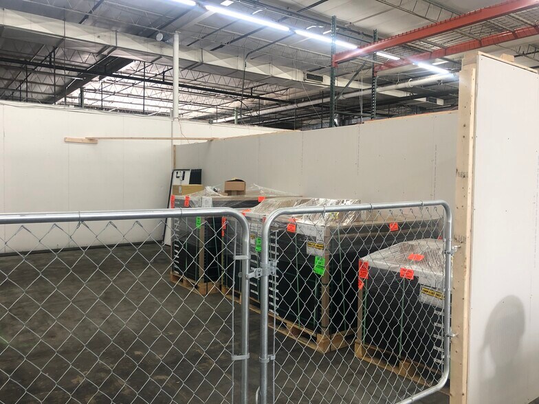 More Photos Of 5107 W University Blvd, Jacksonville Warehouse For Lease