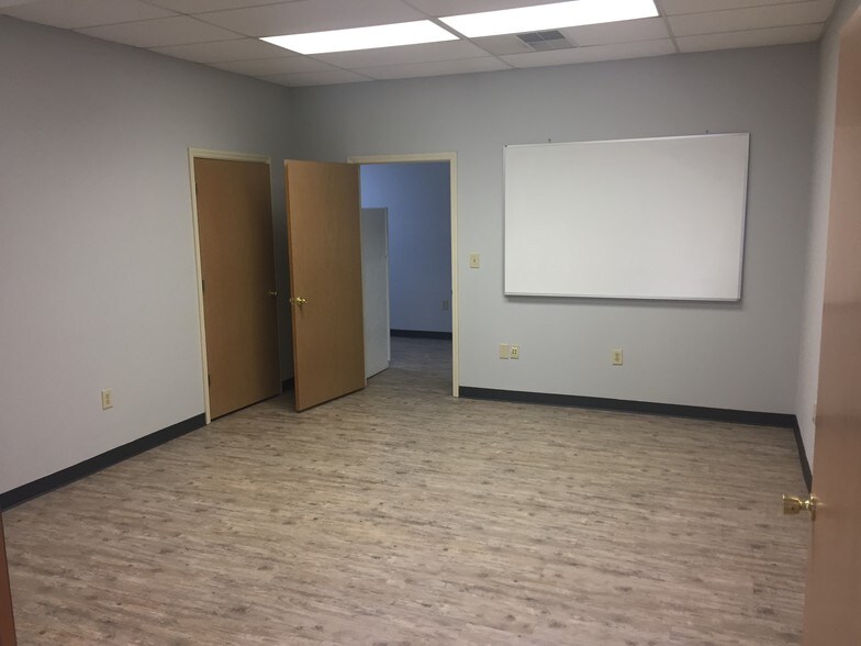 More Photos Of 2514 River Rd, Piedmont Flex For Lease