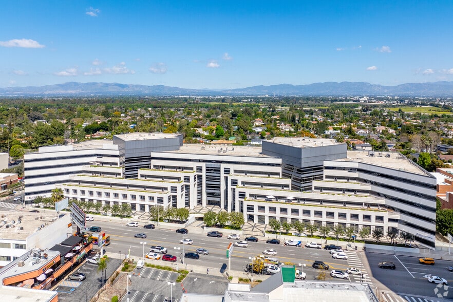 More Photos Of 15821 Ventura Blvd, Encino Office For Lease