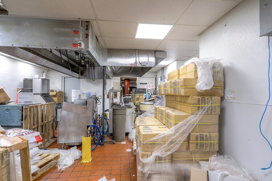 More Photos Of 330 E 135th St, Kansas City Restaurant For Sale