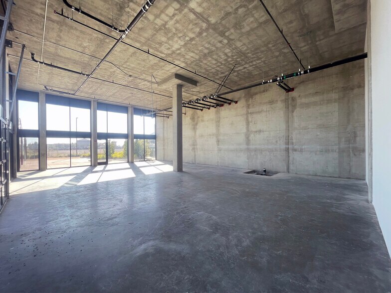 More Photos Of 2121 Wood St, Oakland Flex For Lease