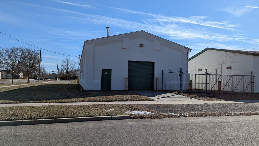 More Photos Of 717 Longfellow St, Woodbine Warehouse For Lease