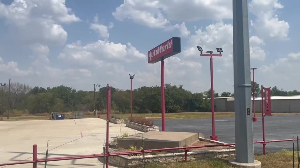 More Photos Of 3218 N Main St, Cleburne Auto Dealership For Lease