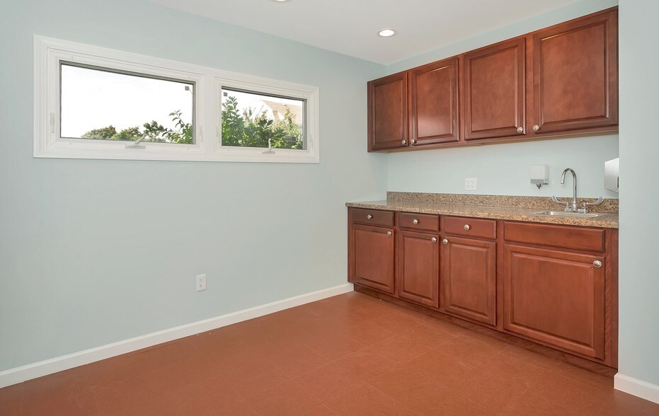 More Photos Of 760 Wellwood Ave, Lindenhurst Office For Sale