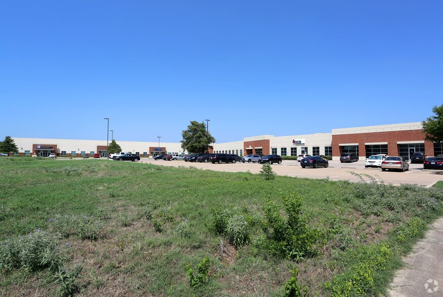 More Photos Of 1861 Valley View Ln, Farmers Branch Showroom For Lease