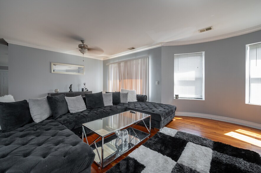 More Photos Of 4627 S Drexel Blvd, Chicago Apartments For Sale