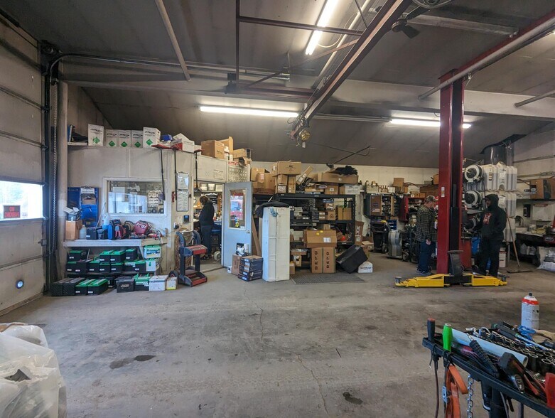 More Photos Of 4 Gannett Rd, Bellevue Distribution For Sale