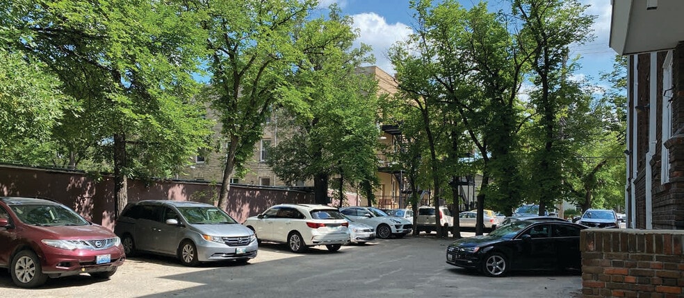 More Photos Of 6 Roslyn Rd, Winnipeg Office For Lease