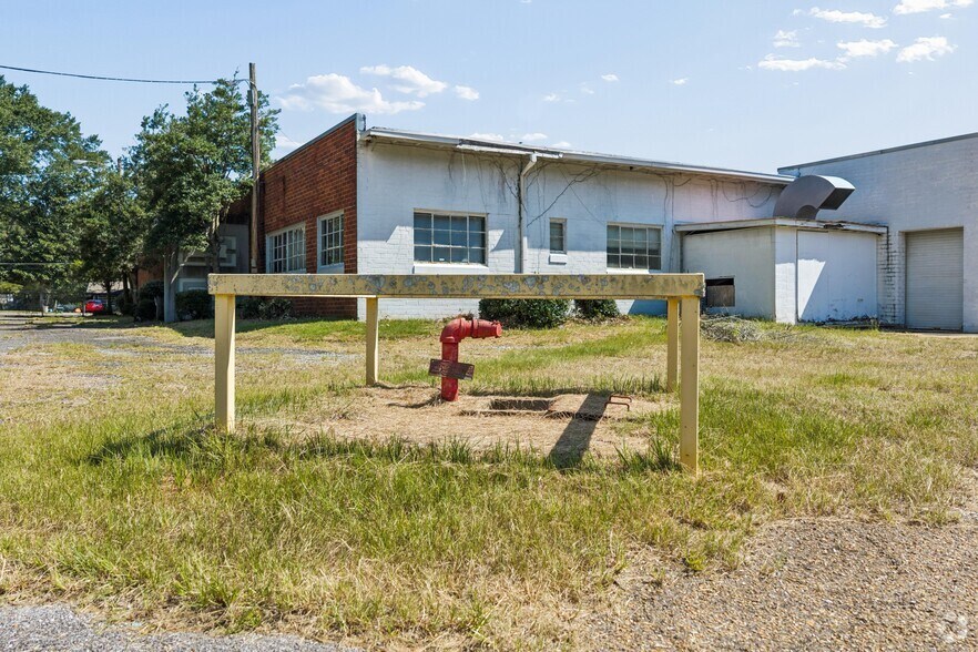 More Photos Of 300 N Newton Ave, Newton Manufacturing For Sale