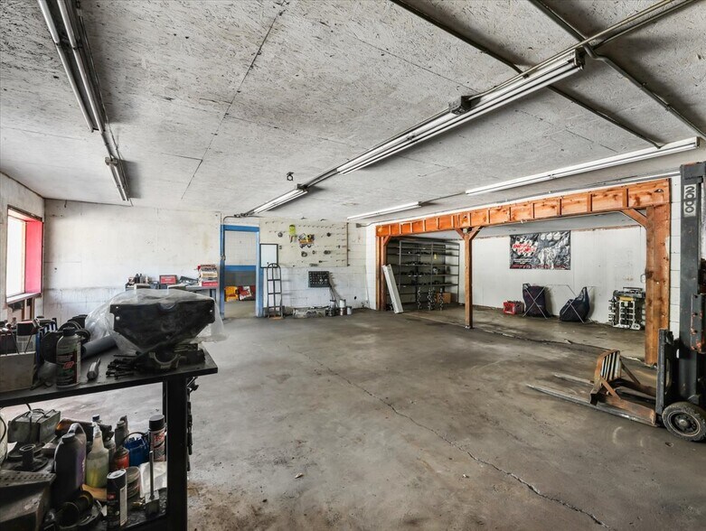 More Photos Of 2701 Pocola blvd, Pocola Warehouse For Sale