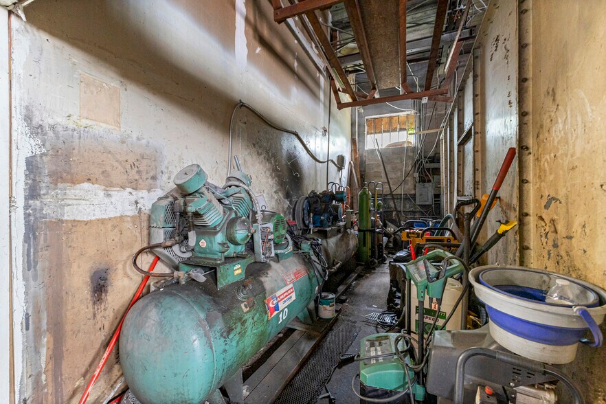 More Photos Of 8301 W Chicago, Detroit Flex For Sale