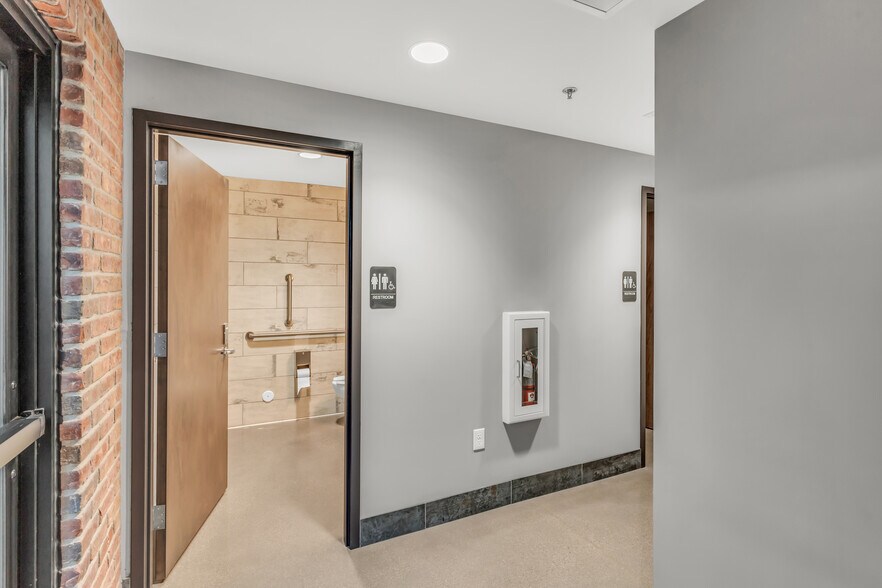 More Photos Of 15032 N 74th St, Scottsdale Showroom For Sale