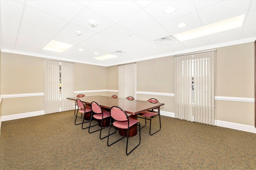 More Photos Of 925 N East St, Frederick Bank For Lease