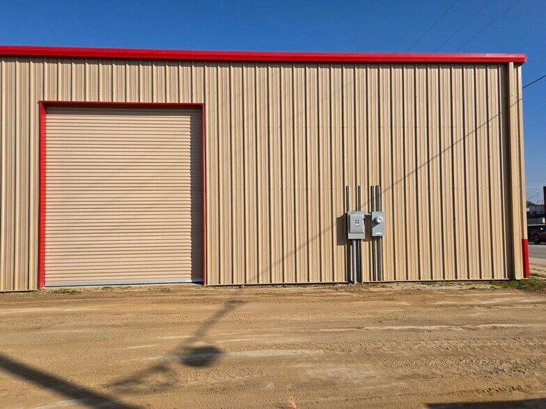 More Photos Of 5240 Doolittle Ave, Shafter Manufacturing For Lease