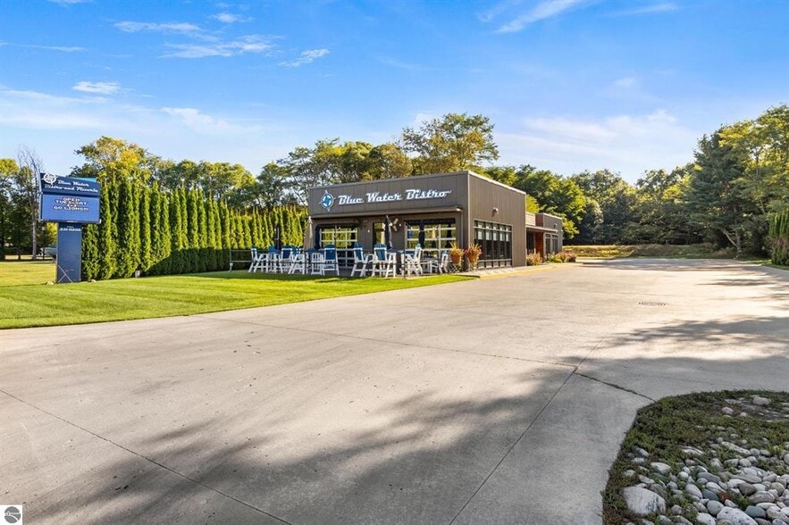 Primary Photo Of 11921 SE Torch Lake Dr, Alden Restaurant For Sale