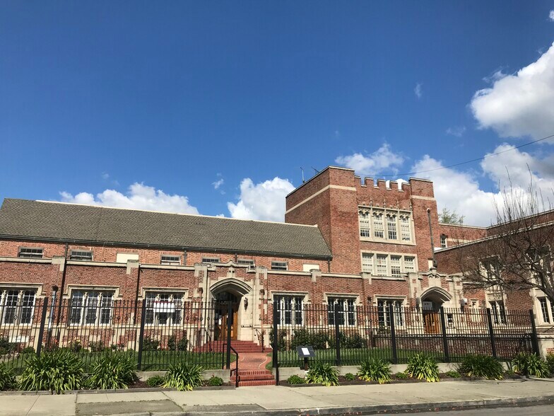 More Photos Of 2634 Pleasant St, Oakland Schools For Lease