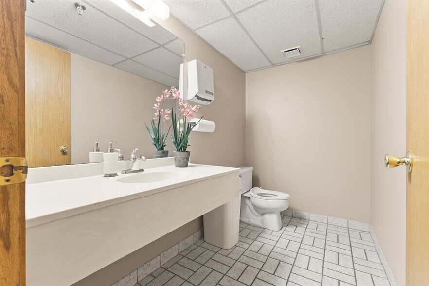 More Photos Of 2575 N Hamline Ave, Roseville Office For Sale