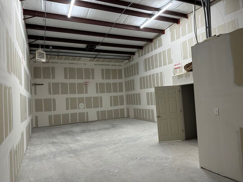 More Photos Of 9525 Boone, Houston Light Distribution For Lease