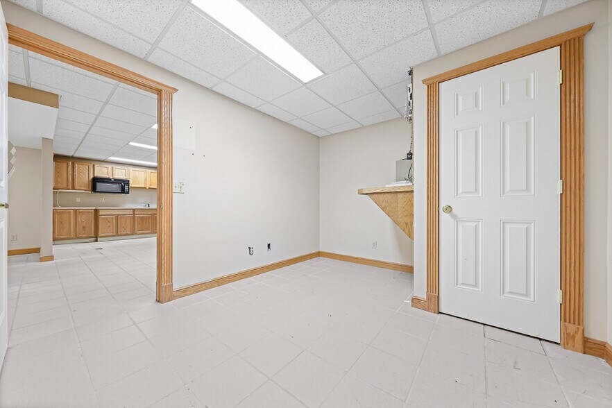 More Photos Of 8050 Corporate Cir, North Royalton Office For Lease