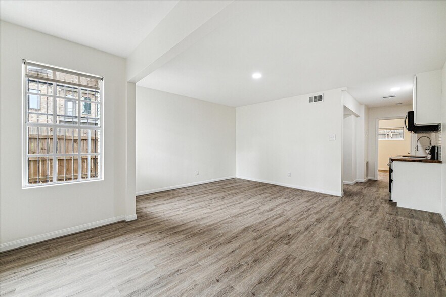 More Photos Of 1011 W 10th St, Houston Apartments For Sale