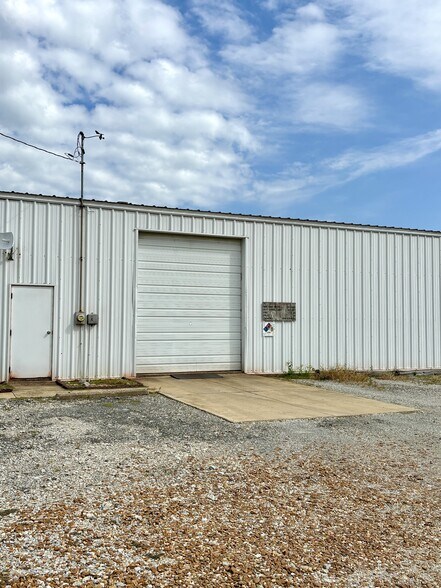 More Photos Of 825 New York Dr, Vandalia Storefront Retail Office For Sale