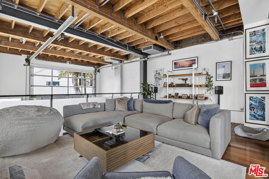 More Photos Of 2120 Narcissus Ct, Venice Office For Sale