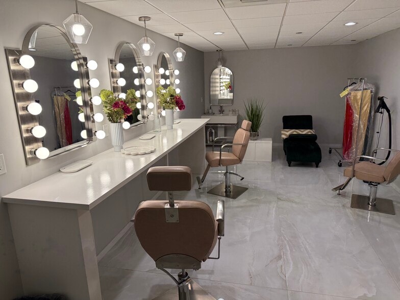 More Photos Of 23689 Industrial Park Dr, Farmington Hills Flex For Lease