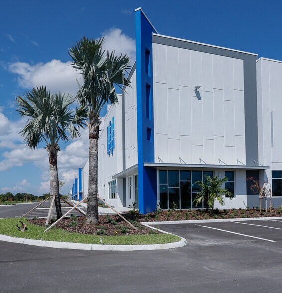 More Photos Of 4505 24th St E, Bradenton Distribution For Lease