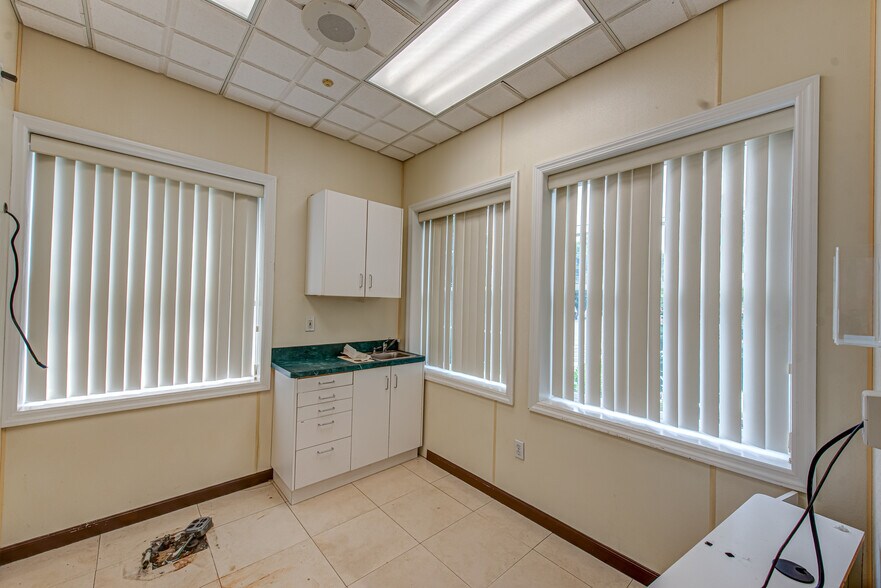 More Photos Of 63 Eastport Manor Rd, Eastport Office For Sale