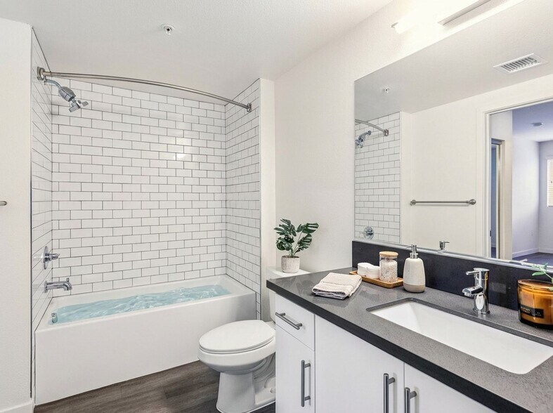 More Photos Of 10555 Bloomfield St, Toluca Lake Apartments For Sale
