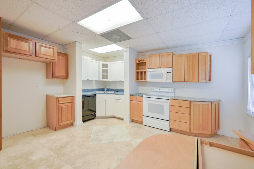 More Photos Of 9010 Astronaut Blvd, Cape Canaveral Warehouse For Sale
