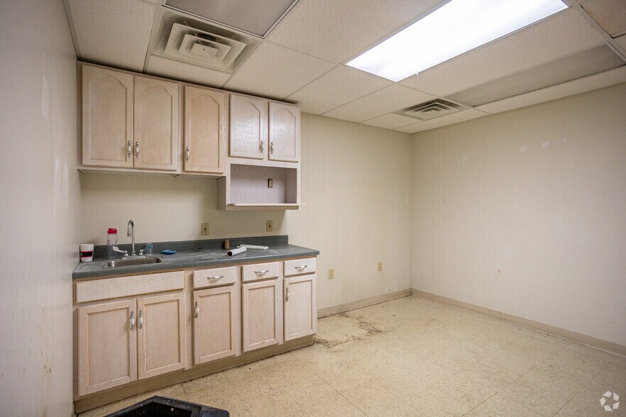 More Photos Of 3176 Linden Dr, Bristol Freestanding For Sale