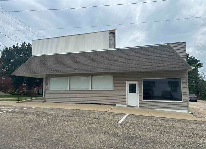 More Photos Of 101 S Rose St, Elmwood Office For Sale