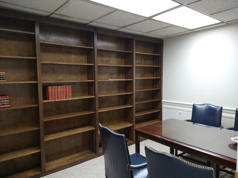 More Photos Of 141 New St, Macon-Bibb Office For Lease