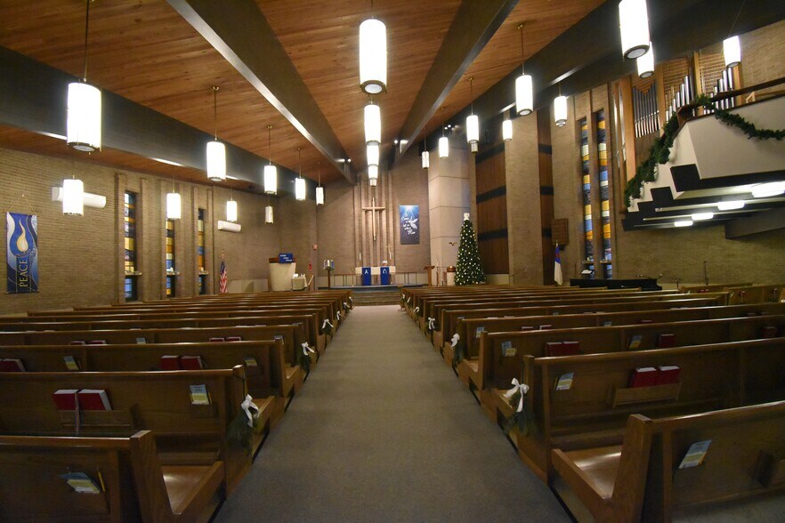 More Photos Of 2905 S Commerce Rd, Wolverine Lake Religious Facility For Lease