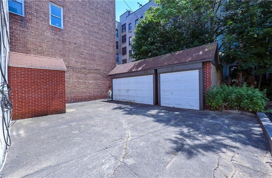 More Photos Of 364 97th St, Brooklyn Office Residential For Lease