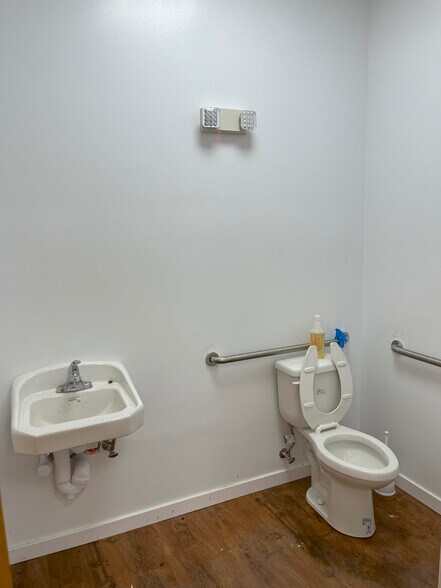 More Photos Of 4417 Entrepot Blvd, Tallahassee Flex For Lease