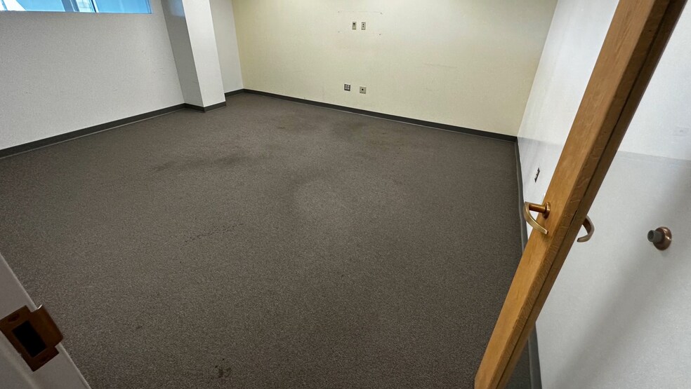 More Photos Of 750 Holiday Dr, Pittsburgh Office Residential For Lease