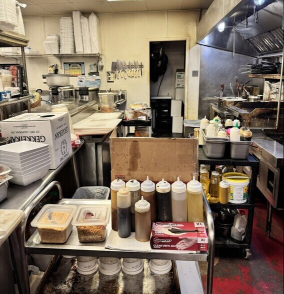 More Photos Of 4305-4313 W 13 Mile Rd, Royal Oak Restaurant For Lease