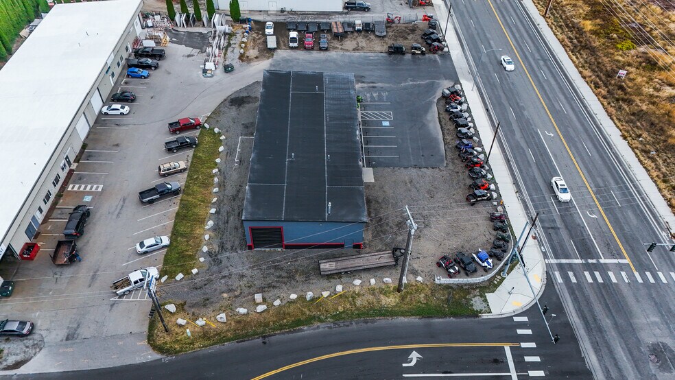 More Photos Of 7168 N Government Way, Dalton Gardens Warehouse For Lease