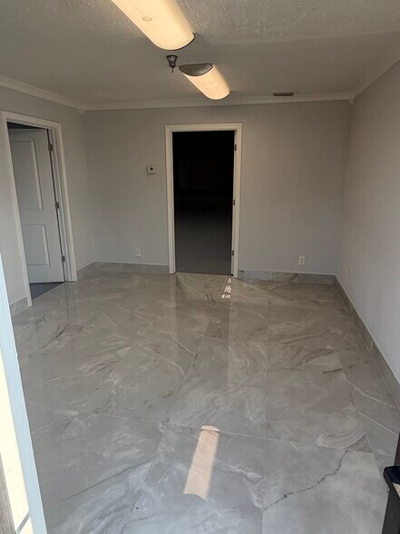 More Photos Of 400 Douglas Rd, Oldsmar Warehouse For Lease