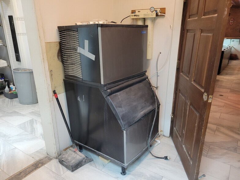 More Photos Of 90 E Jefferson St, Franklin Specialty For Lease