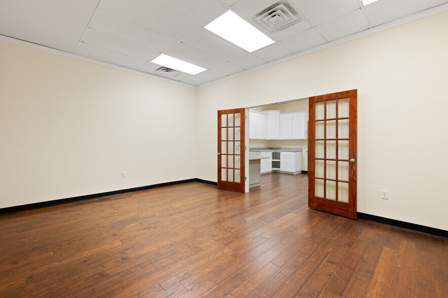 More Photos Of 616 Bay St, Brunswick Warehouse For Lease