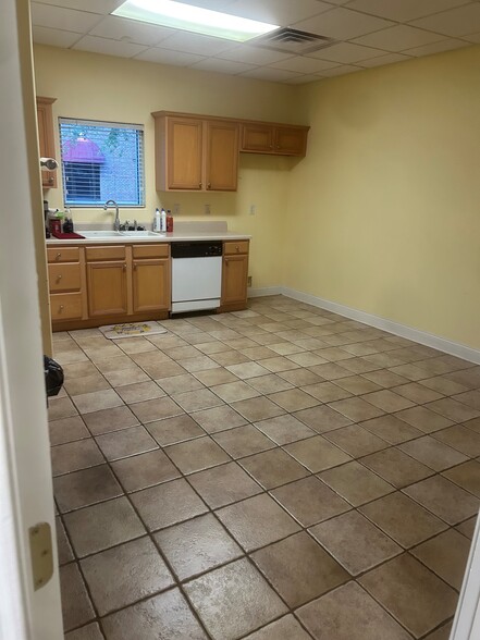 More Photos Of 5684 Cleaves Dr, Arlington Office For Sale